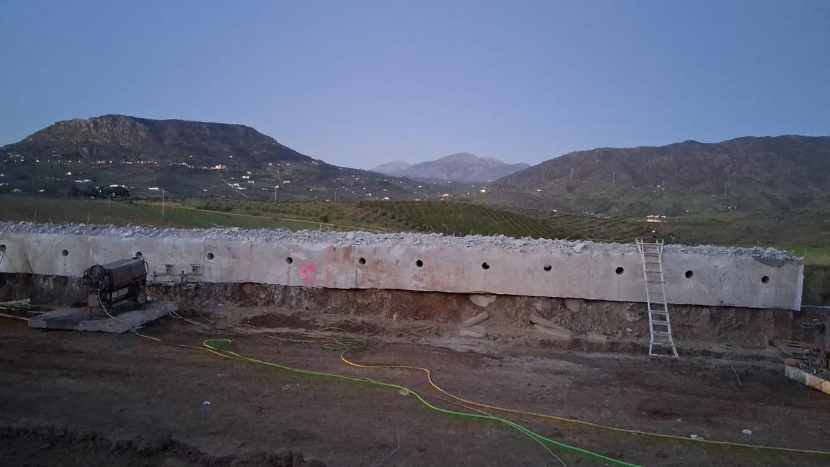 Muro de contención afectado por los desprendimientos y movimientos de tierra, que será suprimido al verse afectada su integridad