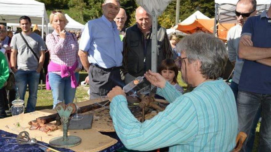 Exhibició de com es treballa el vidre a la fira boletaire de Vilada