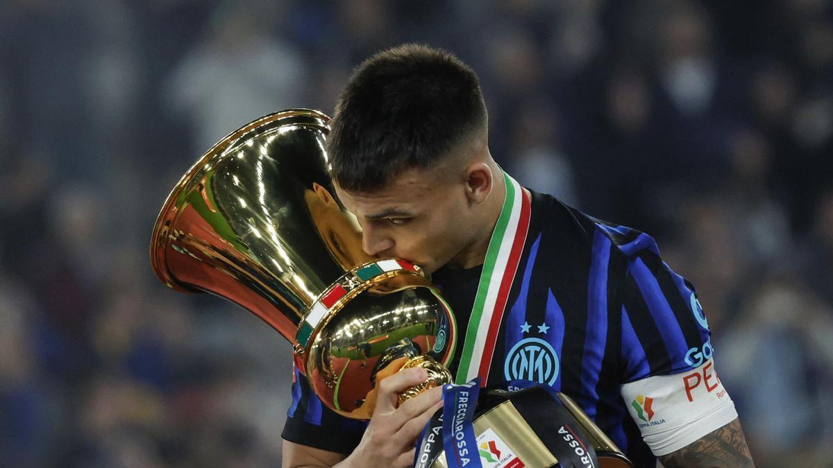 ROME (Italy), 13/05/2026.- Inter’s Lautaro Martinez celebrates with the trophy after winning the Italian Cup final soccer match between SS Lazio and FC Inter, in Rome, Italy, 13 May 2026. (Italia, Roma) EFE/EPA/GIUSEPPE LAMI
