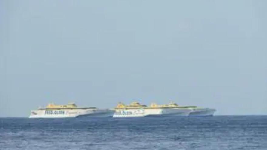 Tres barcos de Fred Olsen navegan juntos ante la incrédula mirada de los bañistas canarios