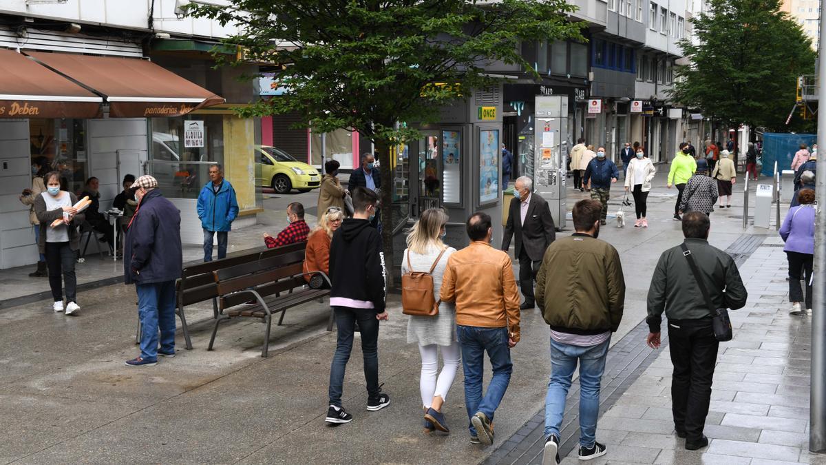 Vecinos pasean por una calle de A Coruña