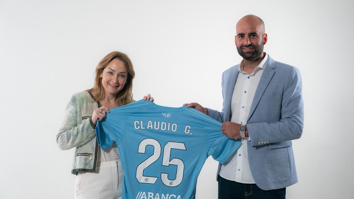 Claudio Giráldez y la presidenta del Celta posan con la camiseta