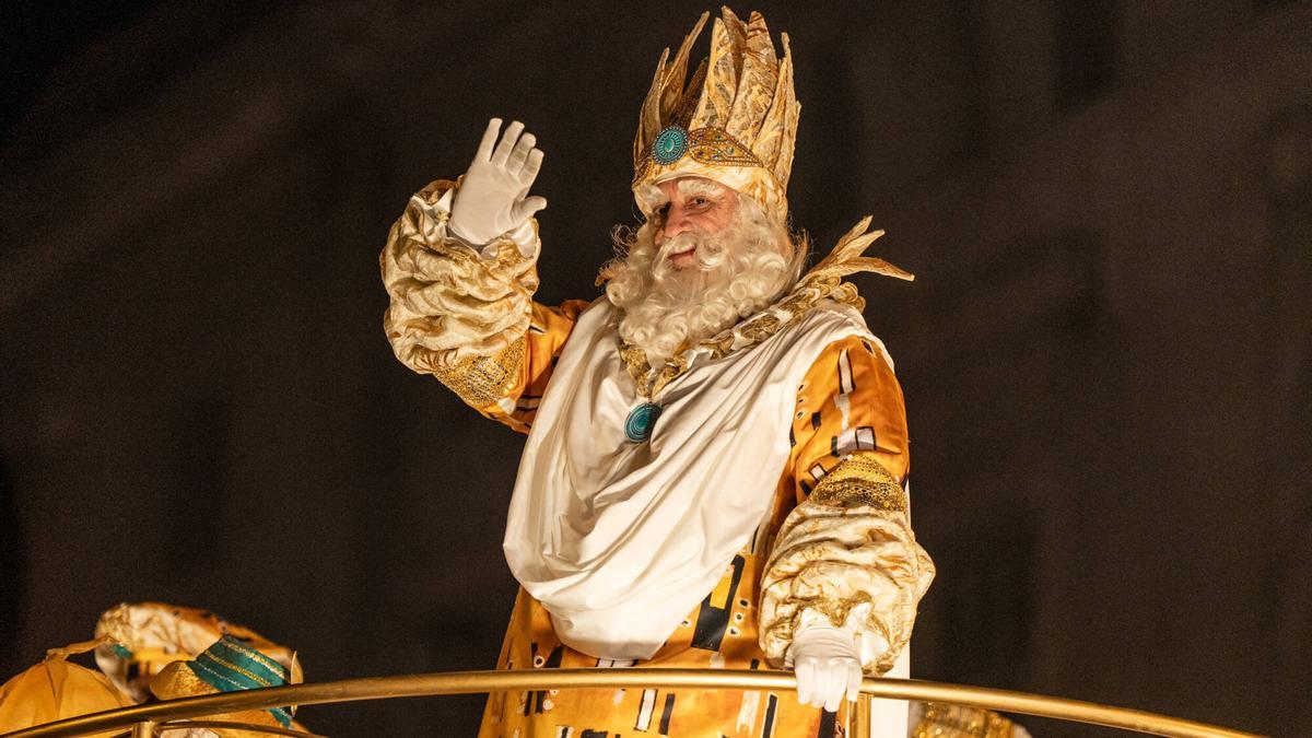 Rey Melchor durante la Cabalgata de Reyes de 2025.