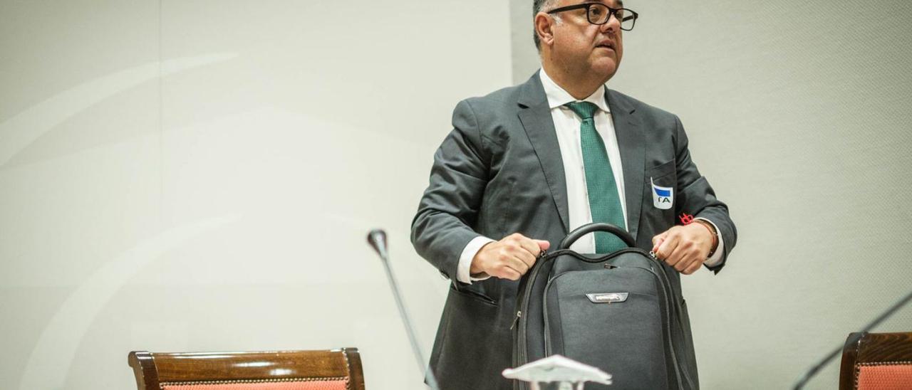 Conrado Domínguez, director del SCS, tras su comparecencia en el Parlamento de Canarias. | | ANDRÉS GUTIÉRREZ