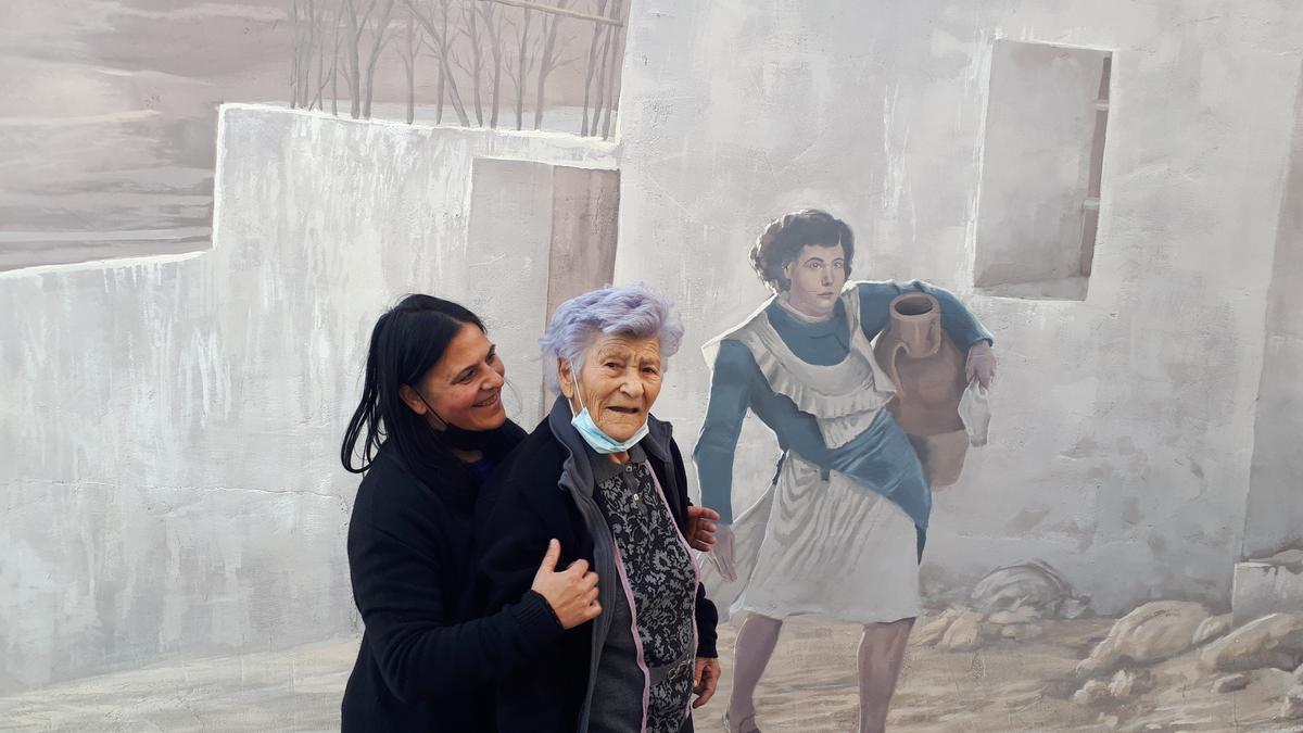 Ana y su hija frente a su mural.