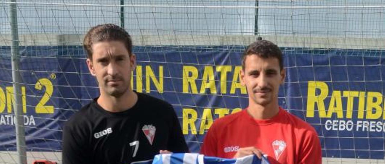 Ambos jugadores con la camiseta del Avilés ayer en Vilaxoán. |