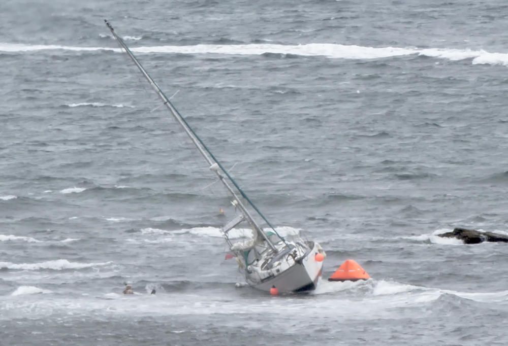 Rescate de un marinero en la playa de Poniente