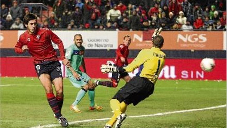 Lekic supera Valdés en un dels dos gols que li va fer en el triomf de l&#039;Osasuna contra el Barça 3-2 (11-12).