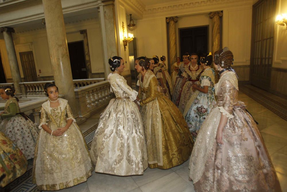 Las cortes de honor ensayan la proclamación de las falleras mayores