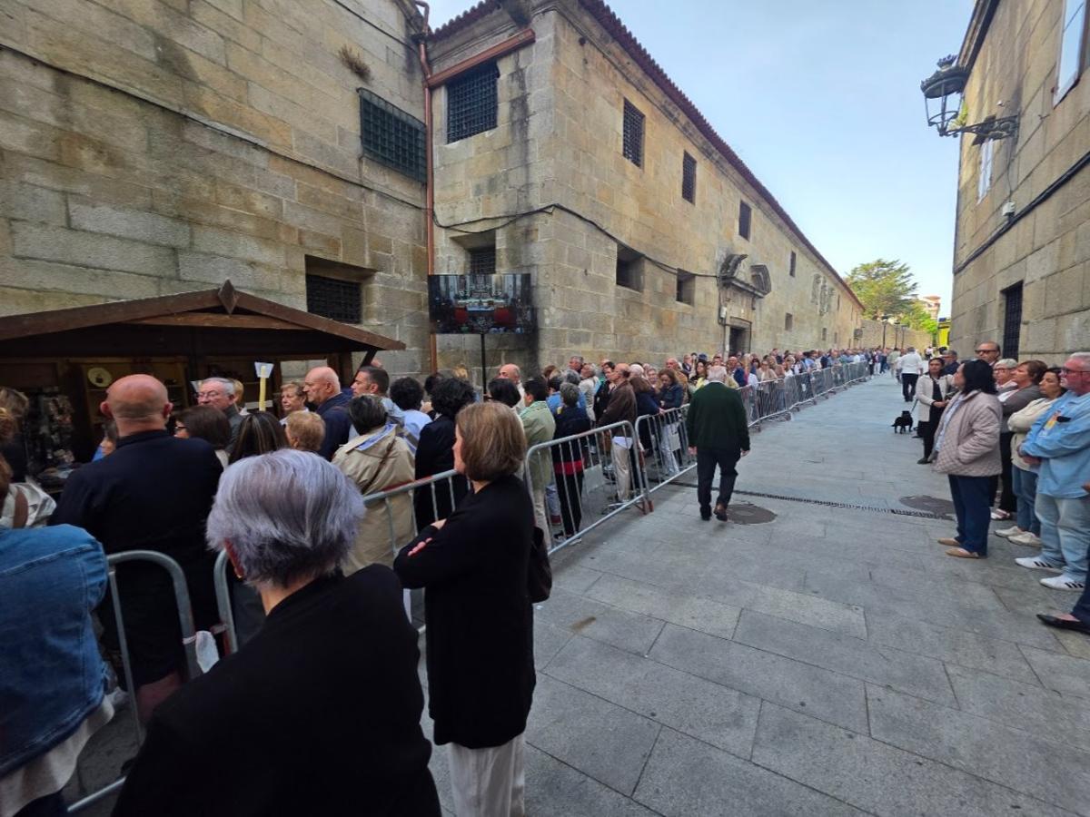 Fieles esperando para acceder a la iglesia, a las nueve y media de la mañana.