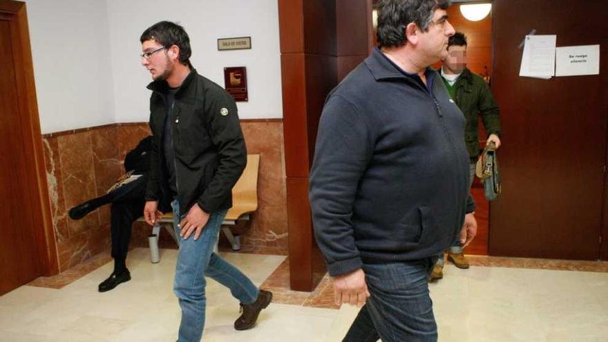 Padre e hijo en el vestíbulo del Juzgado de lo Penal, antes de entrar a juicio.