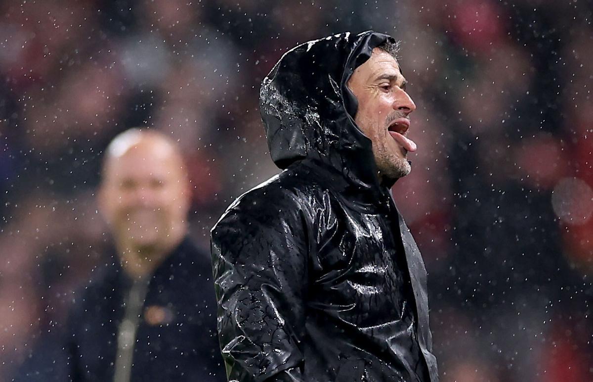 Luis Enrique, bajo la lluvia de Liverpool