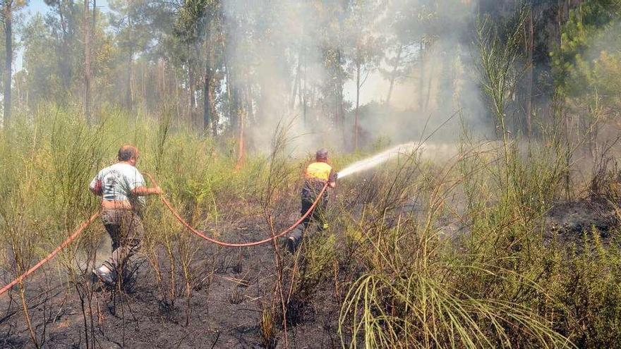 Un incendio forestal ocurrido en la comarca de O Salnés. // Noé Parga
