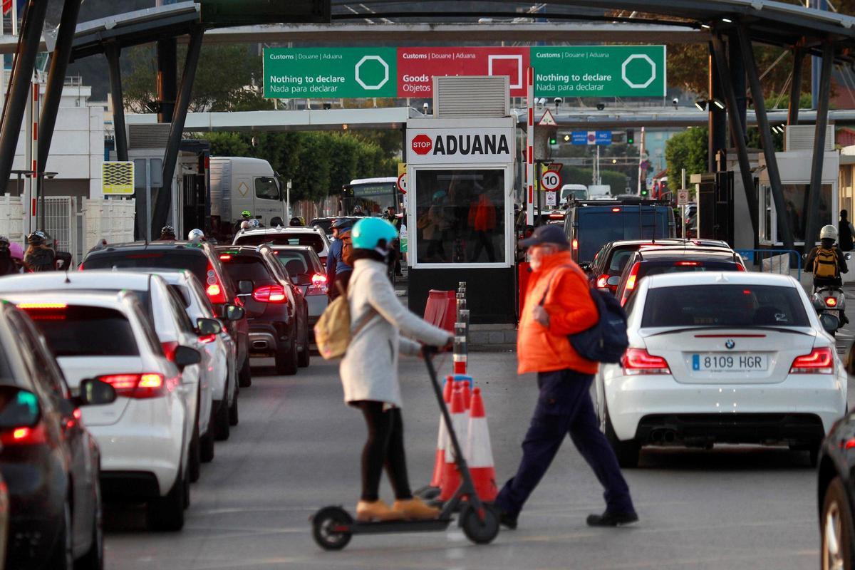 LÍNEA DE LA CONCEPCIÓN (ESPAÑA), 12/12/2019.- Vehículos hacen cola a la entrada a Gibraltar el pasado 5 de noviembre. Más de 15.200 trabajadores, 9.803 de ellos españoles, pasan cada día por la verja de Gibraltar, el paso fronterizo más pequeño del "brexit",