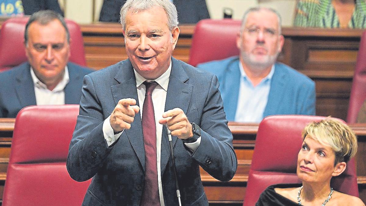 Sebastián Franquis (PSOE) durante su intervención en el Pleno del Parlamento.