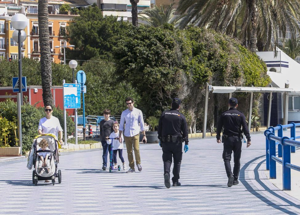 Los más pequeños salen del confinamiento después de más de 40 días pero un gran número de familias salen enteras y no se respeta la distancia de seguridad.