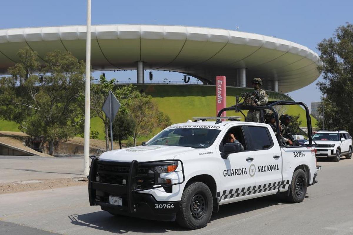 Integrantes de la Guardia Nacional custodian en las inmediaciones del Estadio Arkón este sábado, en Guadalajara, Jalisco (México)