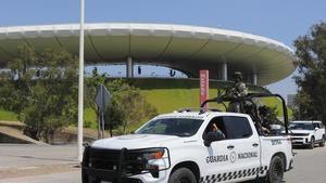 Integrantes de la Guardia Nacional custodian en las inmediaciones del Estadio Arkón este sábado, en Guadalajara, Jalisco (México)