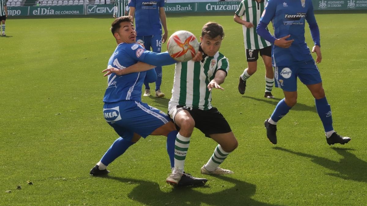 Ale Marín en un lance del partido entre el Córdoba B y el Xerez Club Deportivo en El Arcángel.