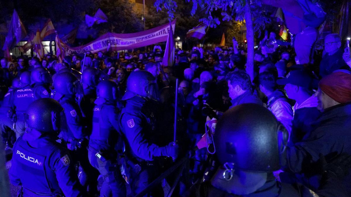 La ira de la derecha contra la amnistía se ha desbordado en la noche de este lunes en la calle Ferraz de Madrid. Los antidisturbios de la Policía Nacional han terminado disolviendo con porras, humo y gas picante una concentración que cercaba a la sede federal del PSOE.