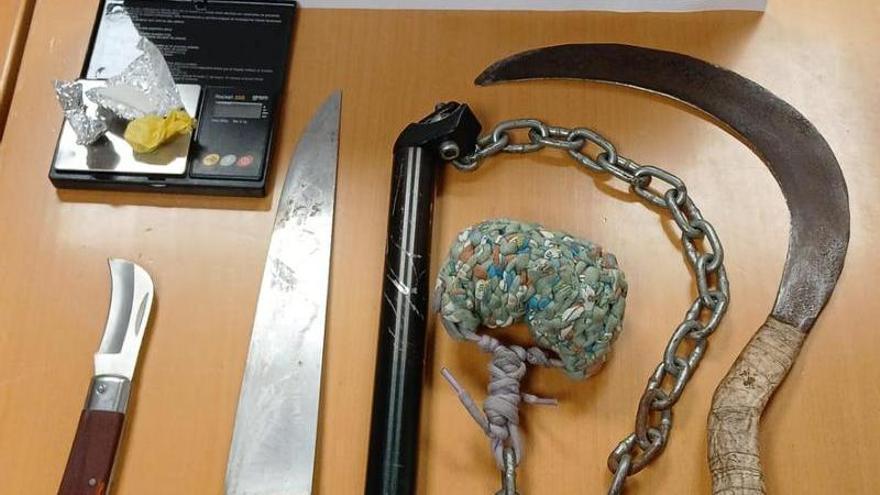 La Policía intercepta en Vilagarcía a dos traficantes de drogas con armas artesanales