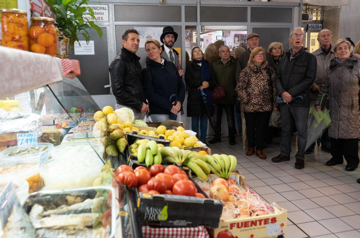 Uno de los grupos de visitantes, en el Mercado de Abastos de Zamora. | Jose Luis Fernández