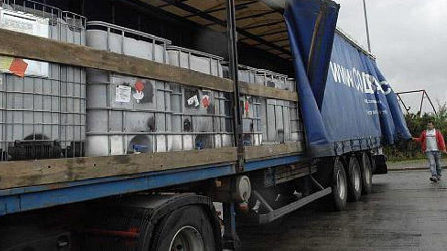 Un camión con residuos peligrosos, en la planta de Sogarisa en As Somozas.