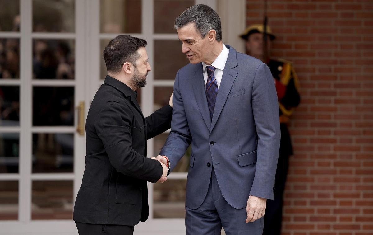 El presidente del Gobierno, Pedro Sánchez, durante el encuentro con el presidente de Ucrania, Volodímir Zelenski, en La Moncloa.