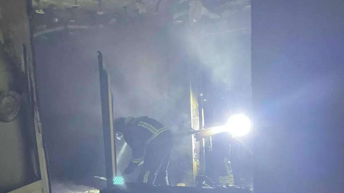 Un bombero en la vivenda que se ha quemado esta madrugada en Herrera del Duque