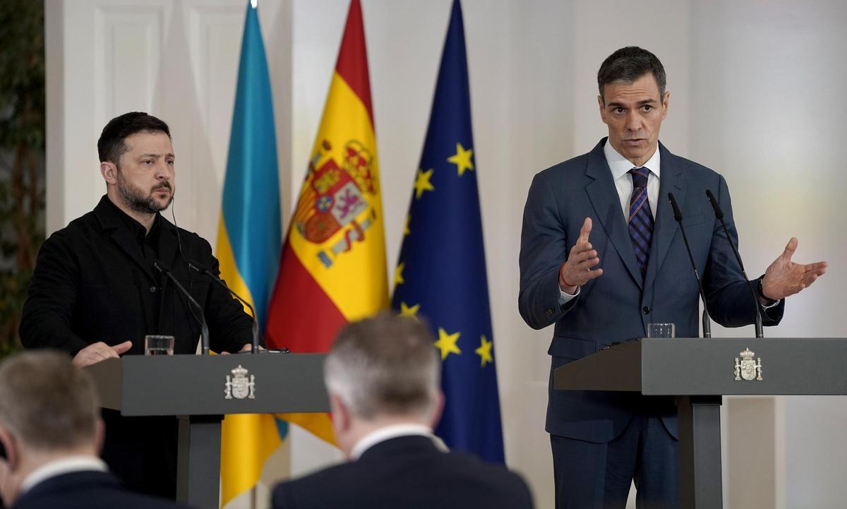 El presidente del Gobierno, Pedro Sánchez, durante el encuentro con el presidente de Ucrania, Volodímir Zelenski, en La Moncloa.
