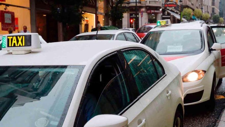 Taxis, en una parada en Vigo. // J. Lores