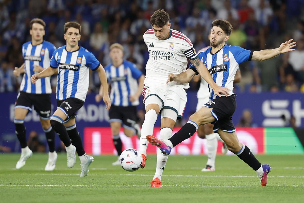 El centrocampista del Real Madrid Fede Valverde juega un balón El centrocampista del Real Madrid Fede Valverde juega un balón