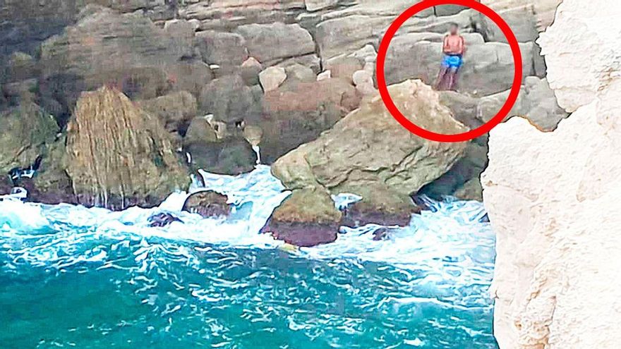 Un inmigrante irregular queda atrapado en una cala de la Gruta del Cuervo, en Almería