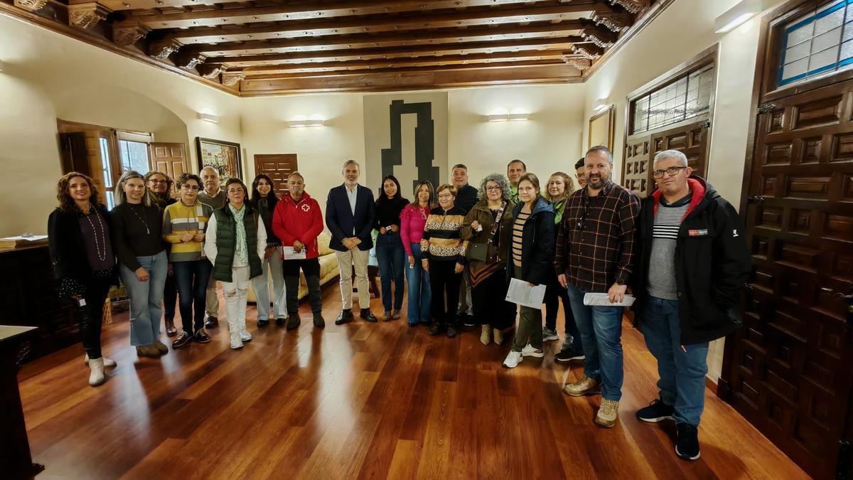 Entrega de llaves del colegio San Miguel de Plasencia a los colectivos que tendrán allí su sede.