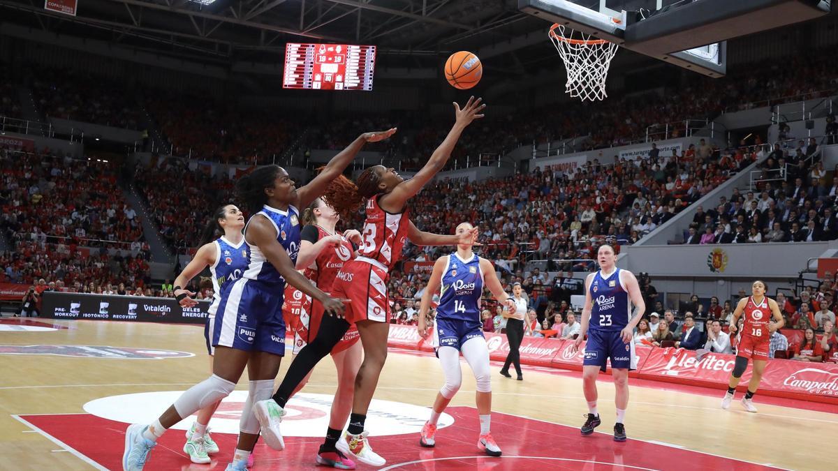 Fingall trata de taponar a Mawuli durante la final de Liga en el Felipe