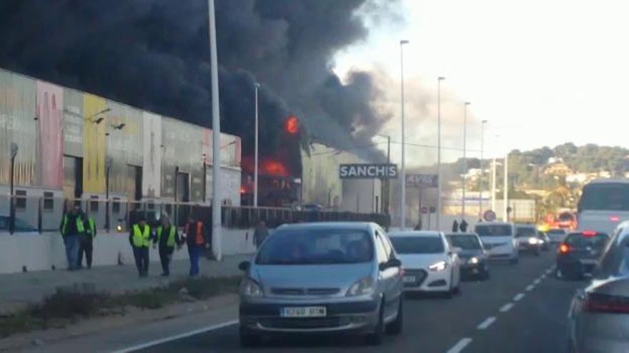 Un incendio arrasa una nave de artículos de regalo en Manises