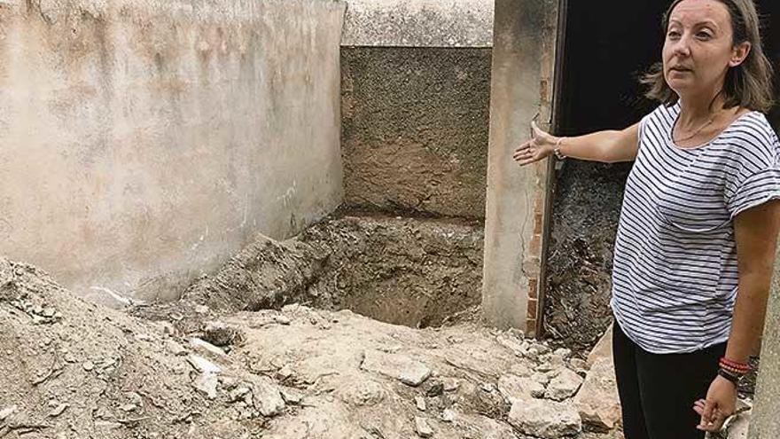 La directora de la excavación, Paqui Cardona, señala el lugar donde se procedería.