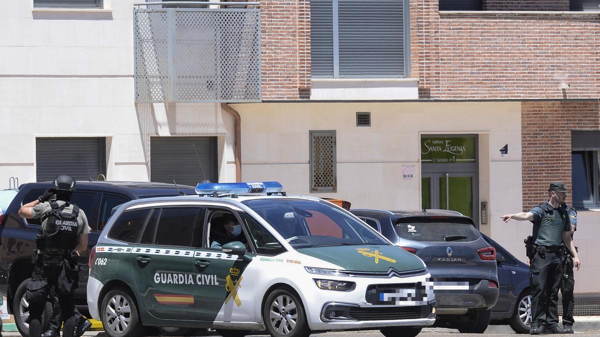 Un hombre se entrega a la Guardia Civil tras llevar 13 horas atrincherado con un rehén en Valladolid.