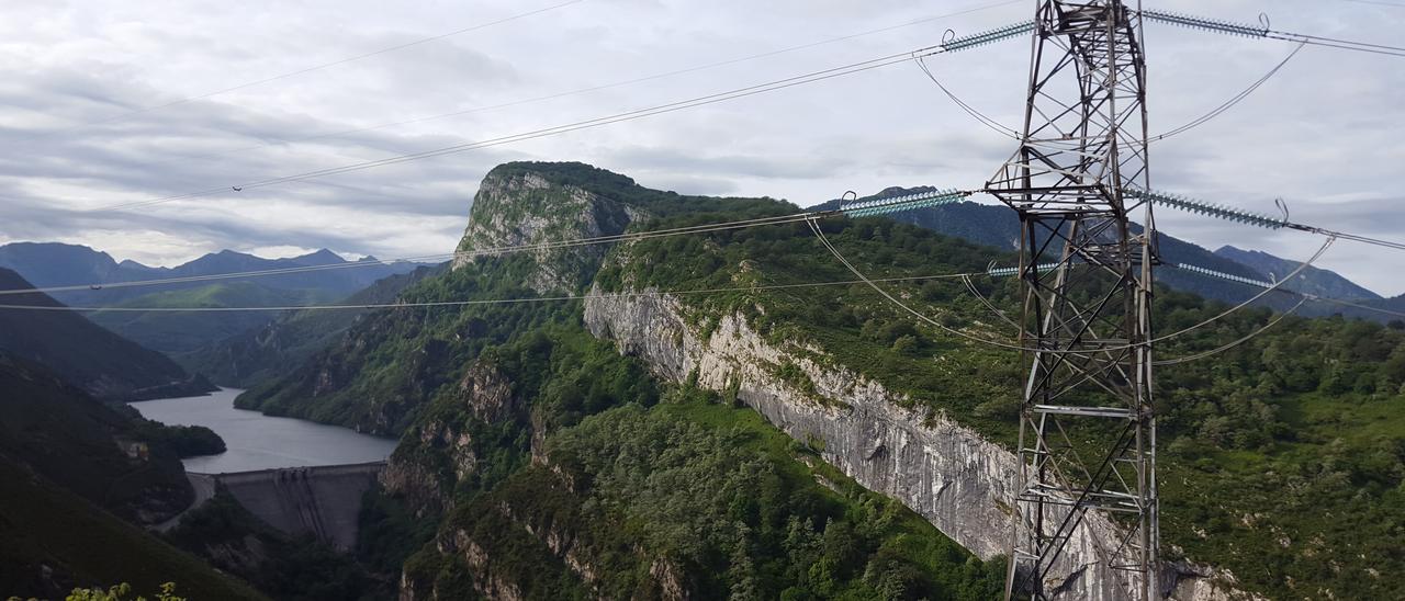 Una de las torres de alta tensión de Lada-Velilla en pleno parque natural de Redes, con el pantano de Tanes al fondo.