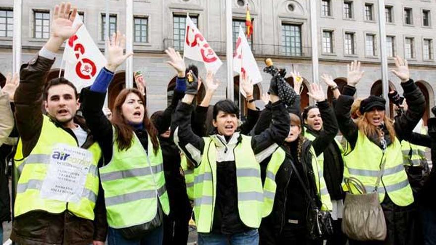 Los trabajadores de Air Comet se han concentrado ante el Ministerio de Fomento para solicitar apoyo ante la situación generada por el cierre de la aerolínea y el impago de sus salarios de al menos seis meses.