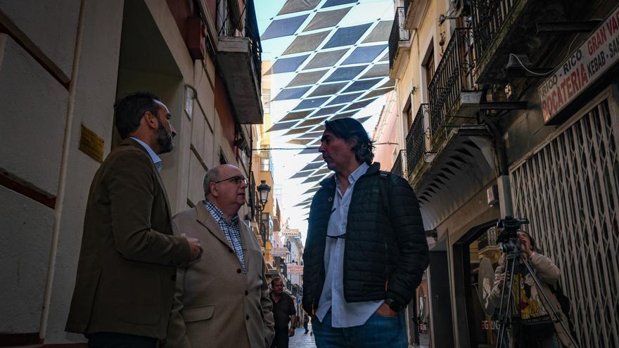 El PSOE de Badajoz defiende que se mantengan los toldos en la calle San Juan