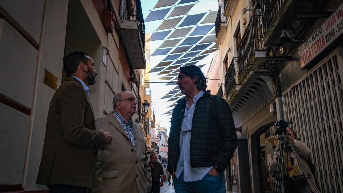 Ricaro Cabezas con Emilio Vahí y Luis Tirado, esta mañana en la calle San Juan.