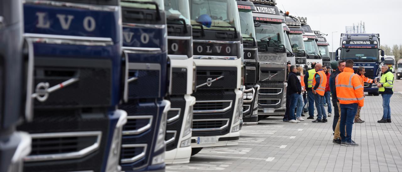 Archivo - Varios transportistas y camiones estacionados en las inmediaciones del Wanda Metropolitano