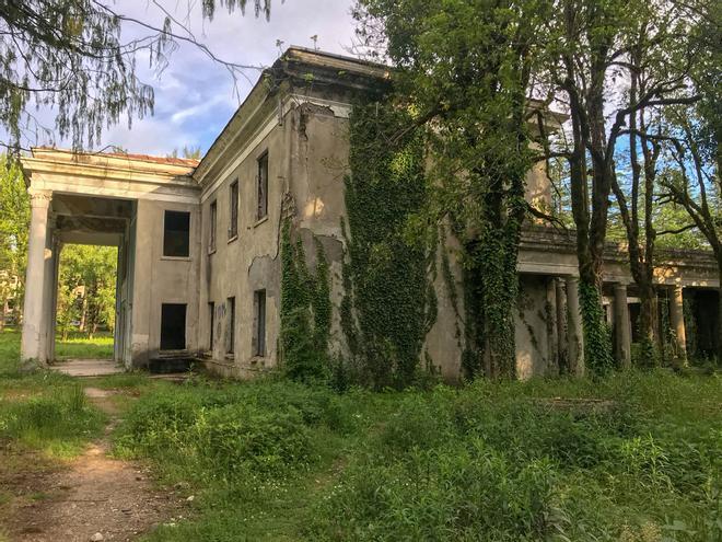 El sanatorio abandonado repleto de vegetación