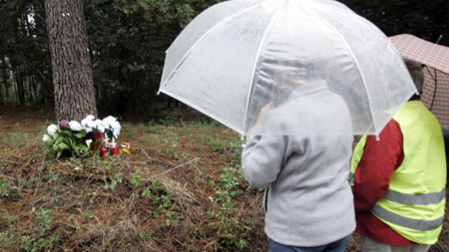 Dos personas ante el altar improvisado en el lugar en el que apareció Asunta // Xoan Alvarez