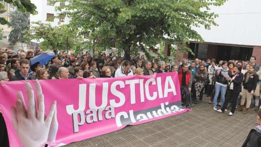 La concentración se celebró al lado del colegio de la menor.  // Iñaki Osorio