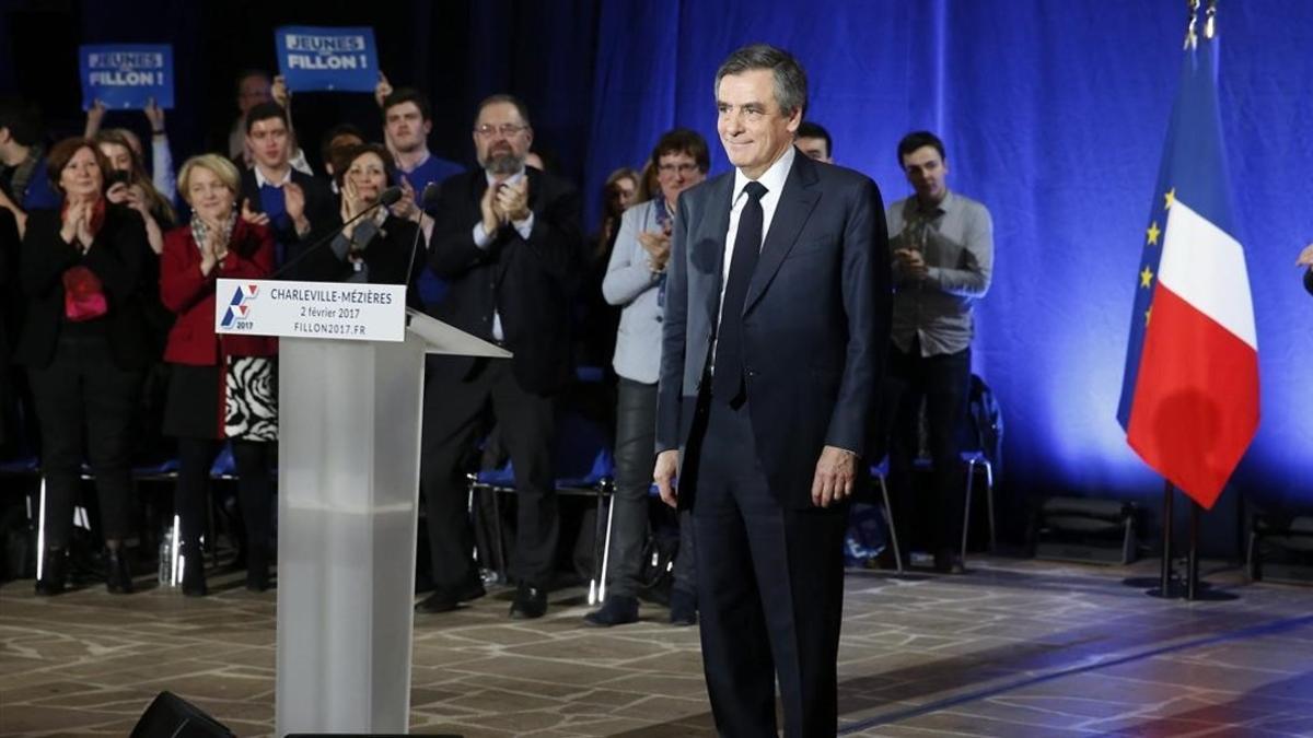 Fillon (centro) durante un acto de campaña en Charleville-Mezieres, el 2 de febrero.