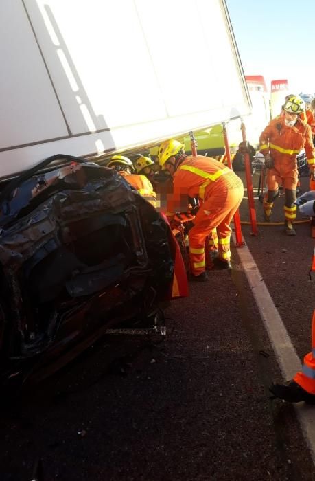 Excarcelan a un conductor tras colisionar su vehículo con un camión en la A-7