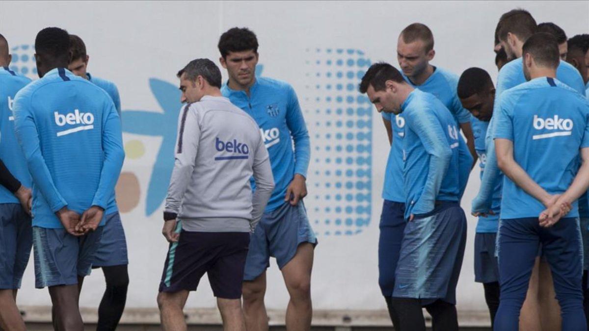 Valverde, junto a Messi, en la charla previa al entrenamiento