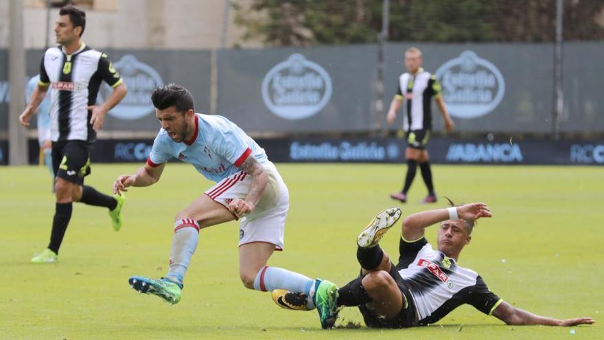 Agus Medina y Mejías, en el partido de ida en Barreiro. // C. Graña